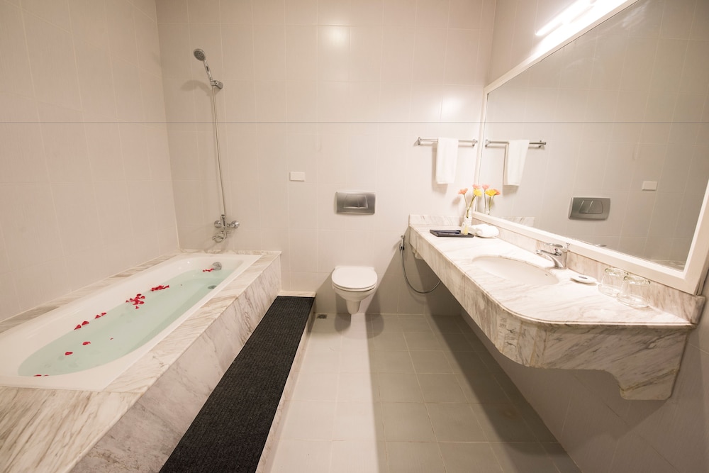 Hoa Binh Hotel 38/69