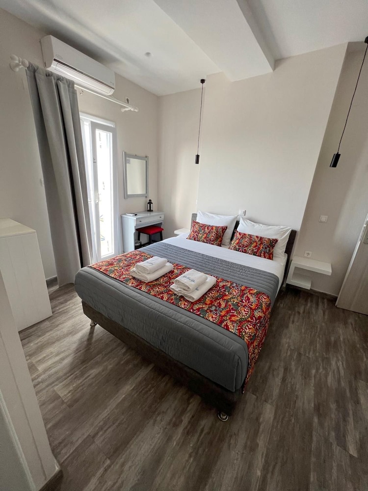 Galini Oia - Adults Only 13/77
