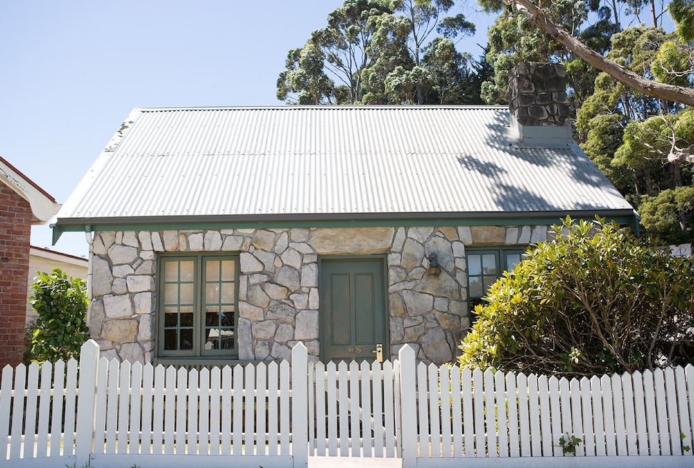 Strahan Village 3/66