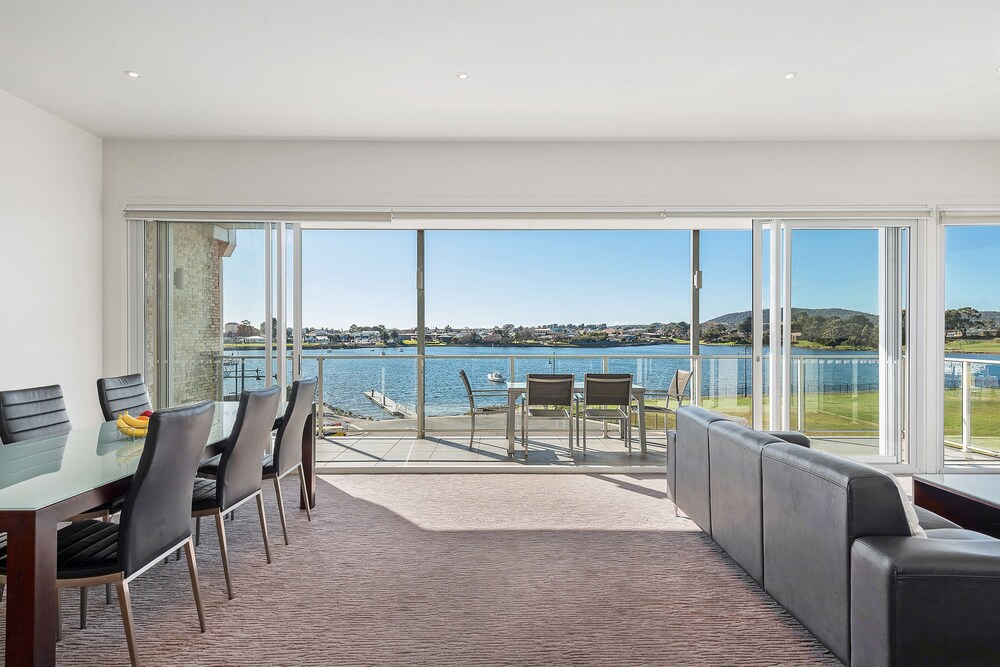 York Cove Hotel 45/59