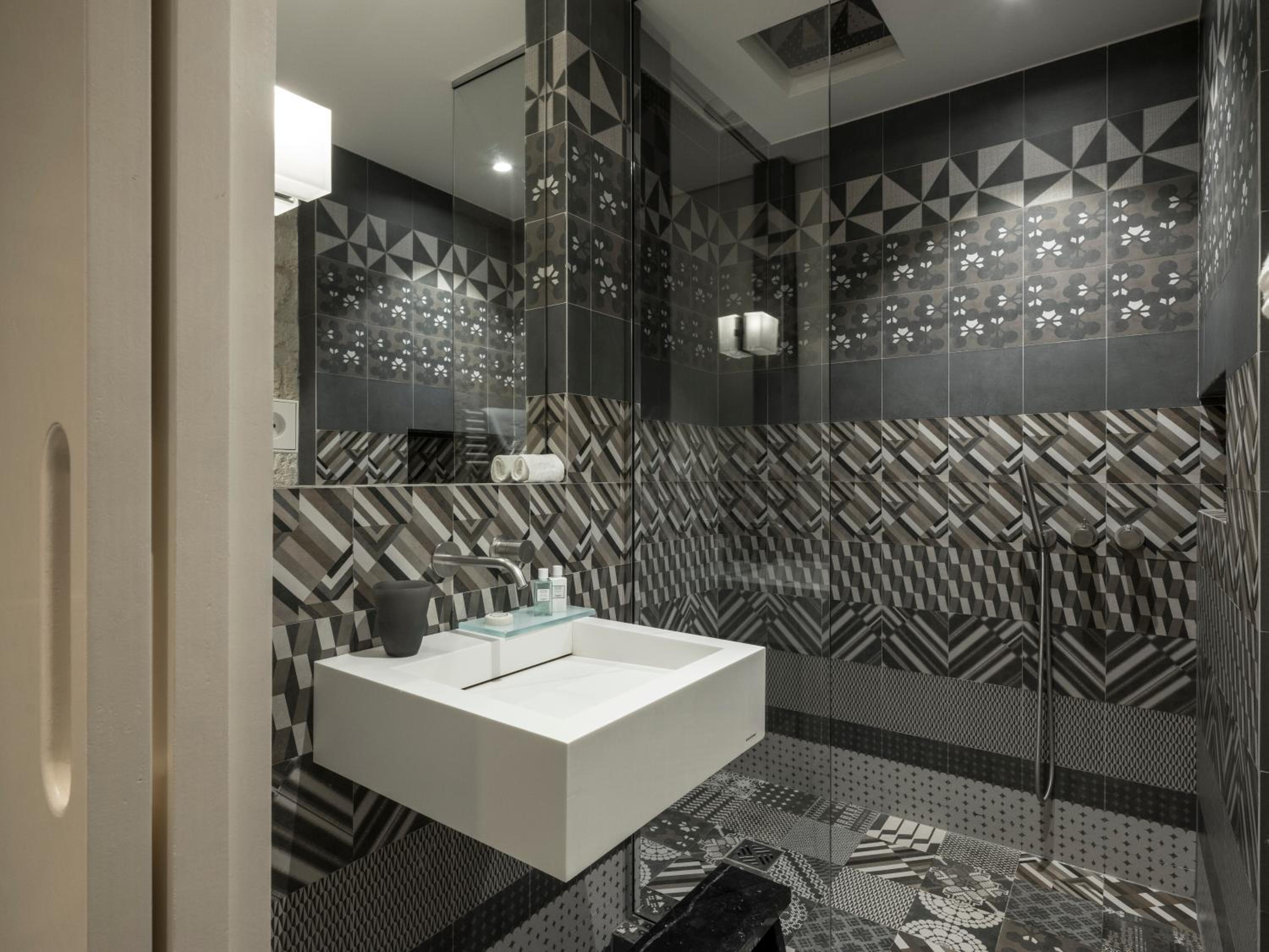 Secret، Yndo Hotel 2/3