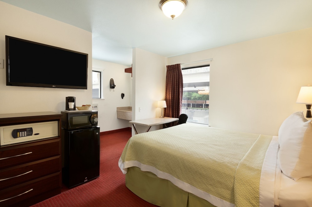 Days Inn By Wyndham Austin/University/Downtown 7/32