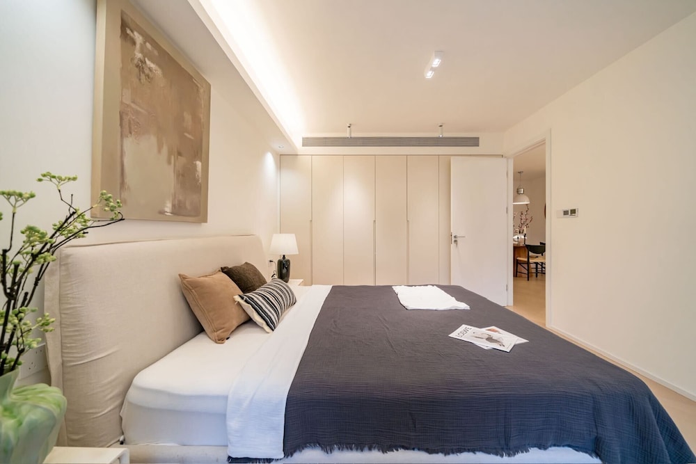 2 Bedrooms, Senior, Apartment, 1 Queen and 1 Double Bed، Book and Bed-People's Square 6/8