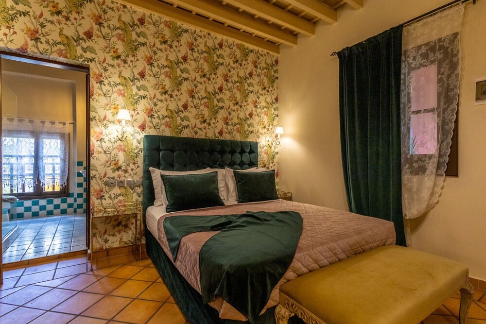 April Luxury Suites 10/50