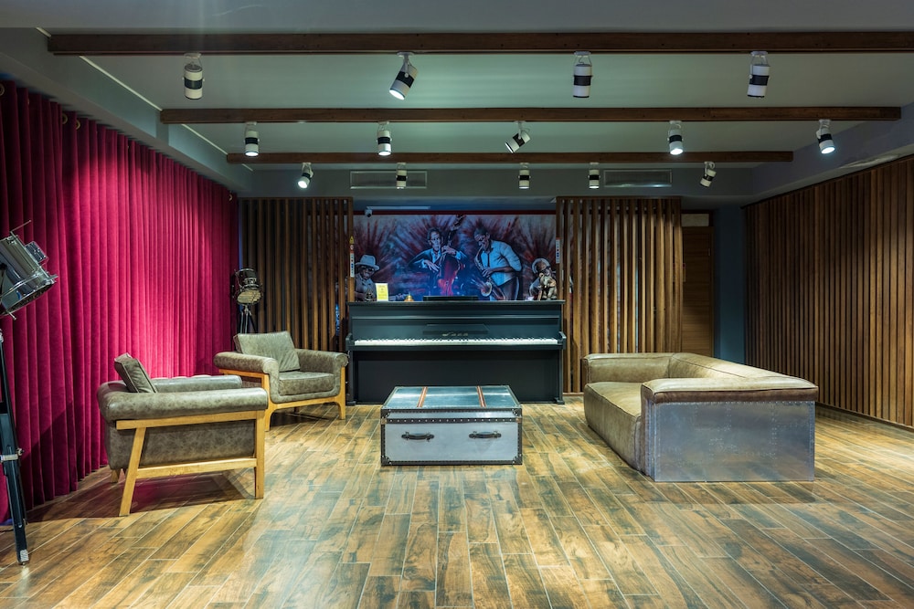 Jazz Hotel 2/42