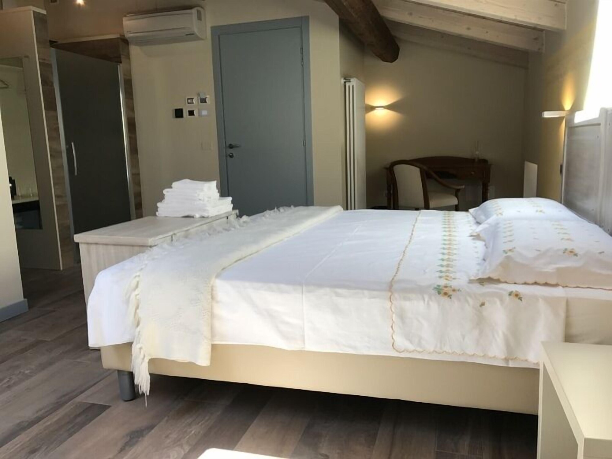 Room, Triple, 1 Queen and 1 Single Bed
