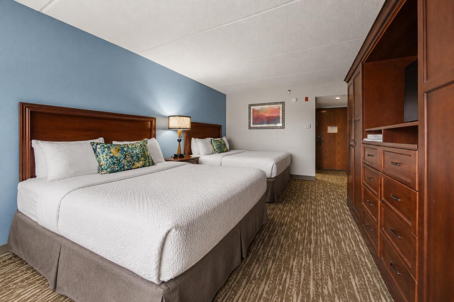 River, 2 Queen Beds, Balcony
