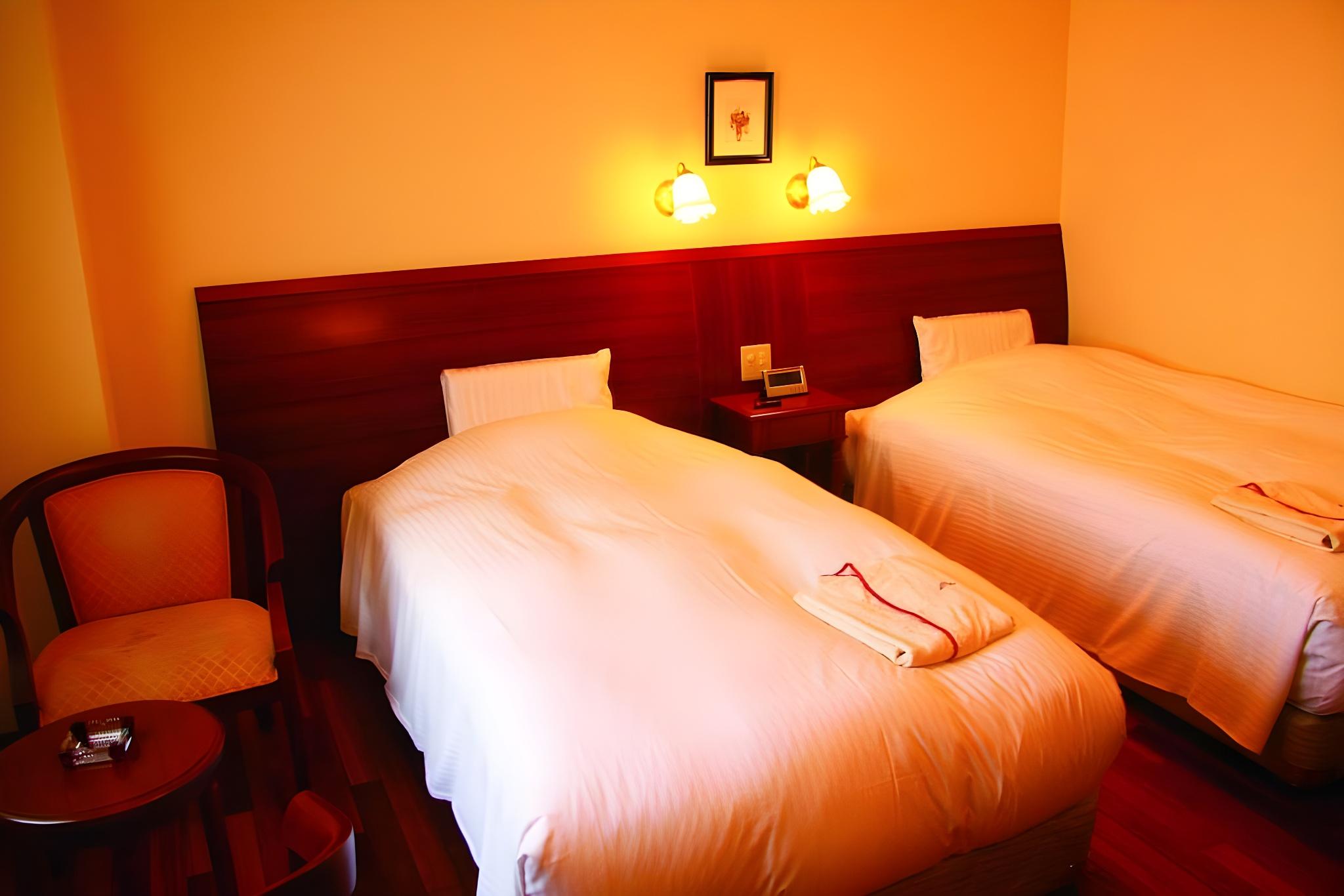 2 BEDROOMS, STANDARD, TWIN BEDS