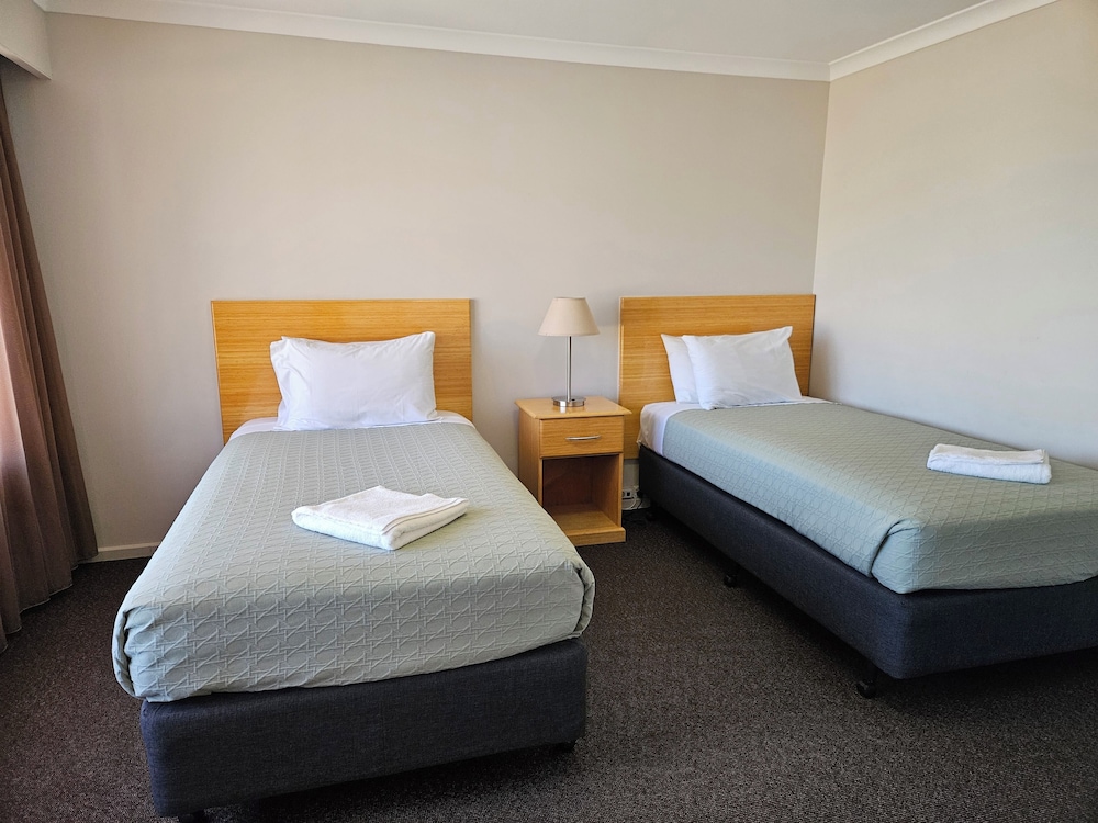 Deluxe, Family, 1 Queen and 3 Single Beds