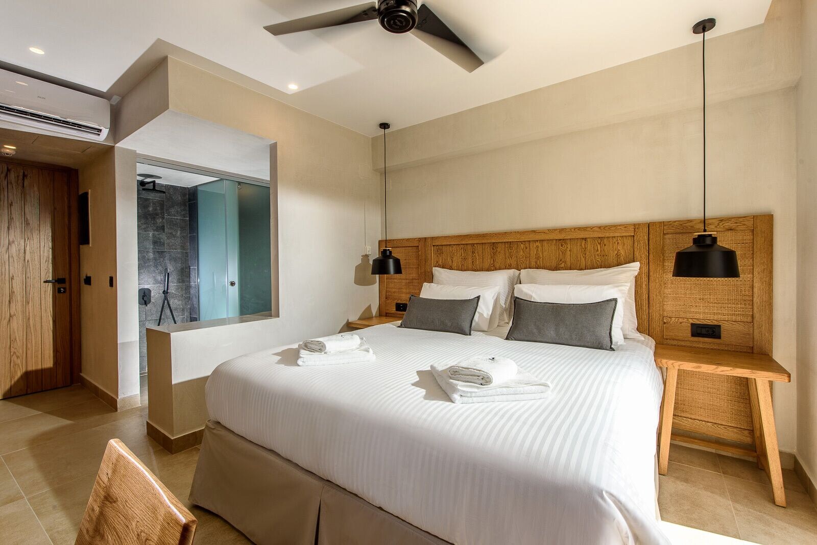 Deluxe, Queen Bed, Mountain Side