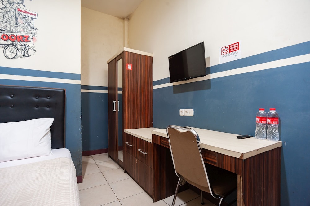 Reddoorz Plus Near Universitas Indonesia 42/50