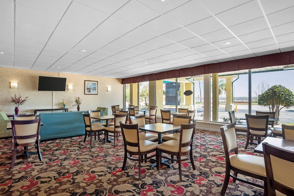 Quality Inn & Suites near Lake Eufaula 27/41