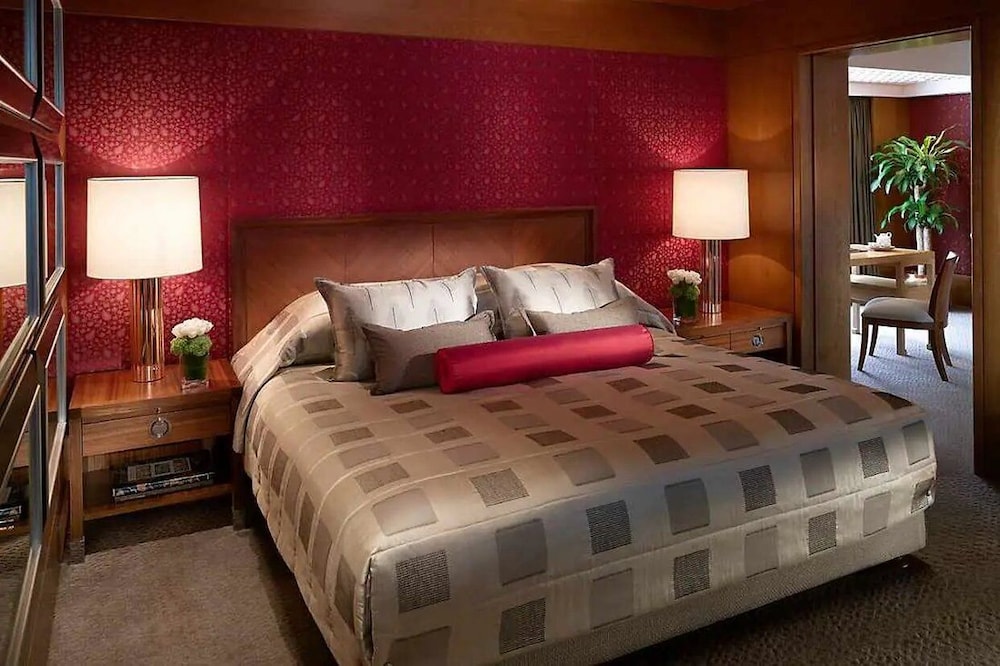 Mandarin Oriental Hong Kong 10/81