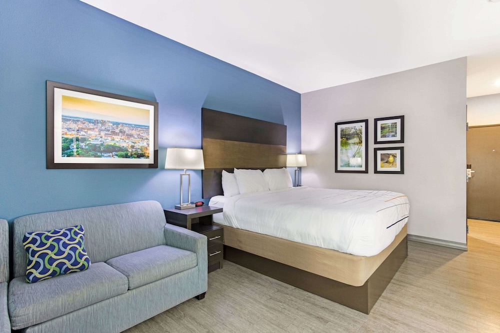 La Quinta Inn and Suites by Wyndham Cullman 8/46