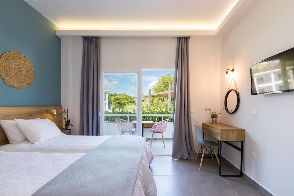 DELUXE, DOUBLE OR TWIN BED, POOL VIEW