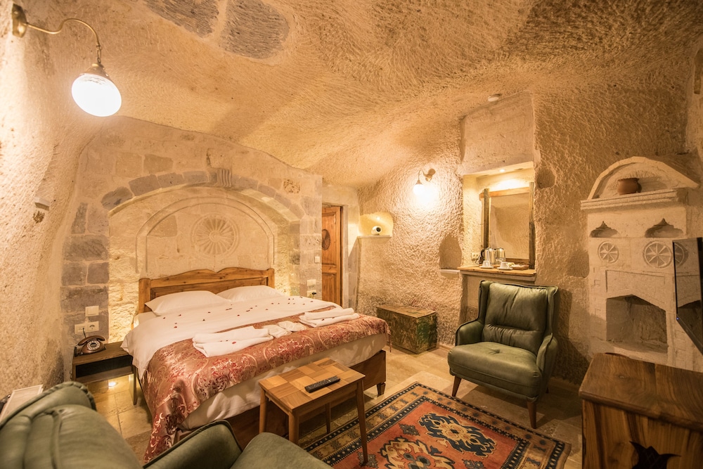Charming Cave Hotel 8/29