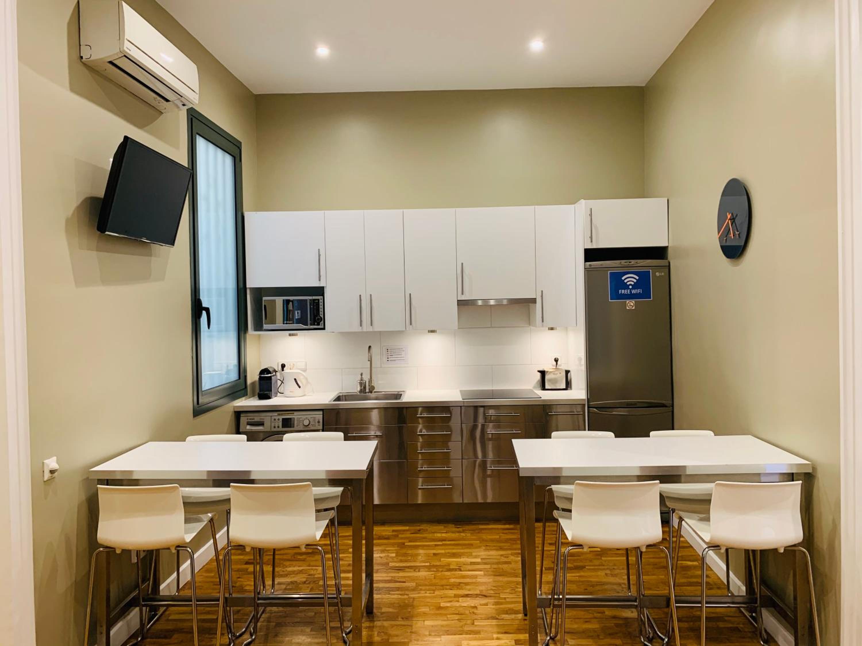 Super Balmes Guest House 12/16