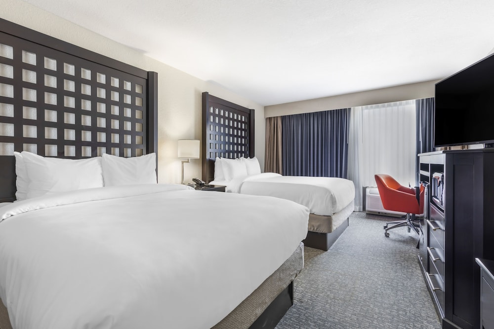 STANDARD, 2 QUEEN BEDS