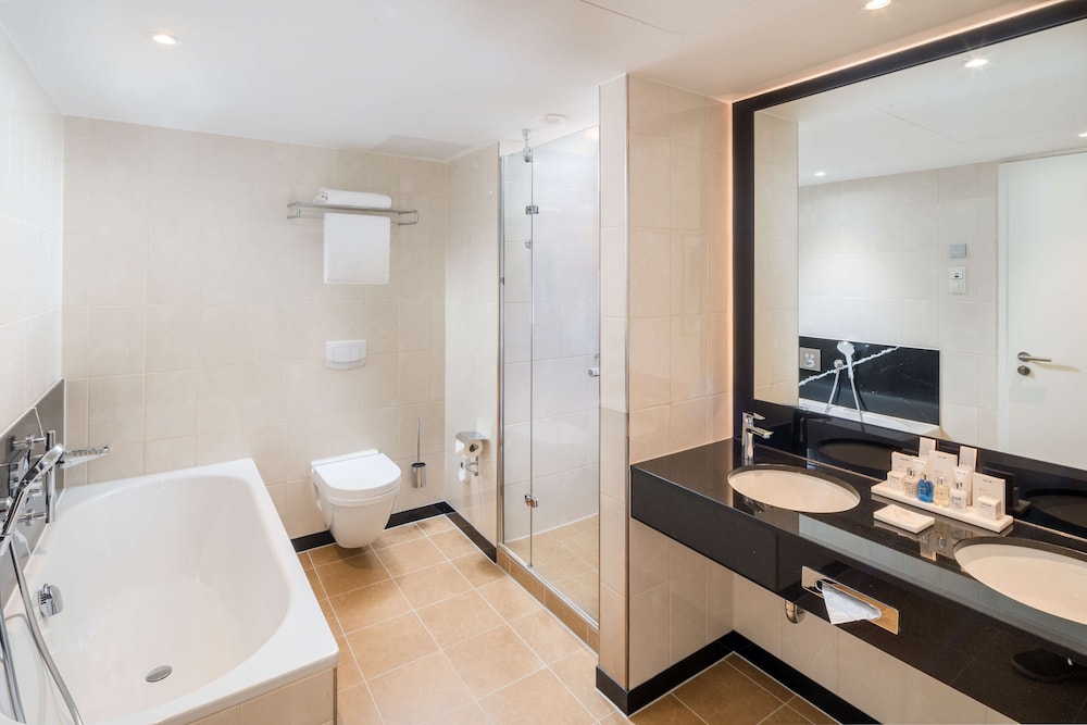 Radisson Blu Hotel, Hamburg Airport 64/66