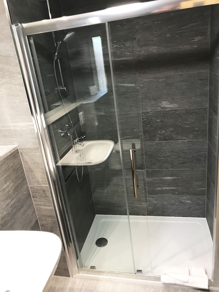Gidea Park Hotel 46/51