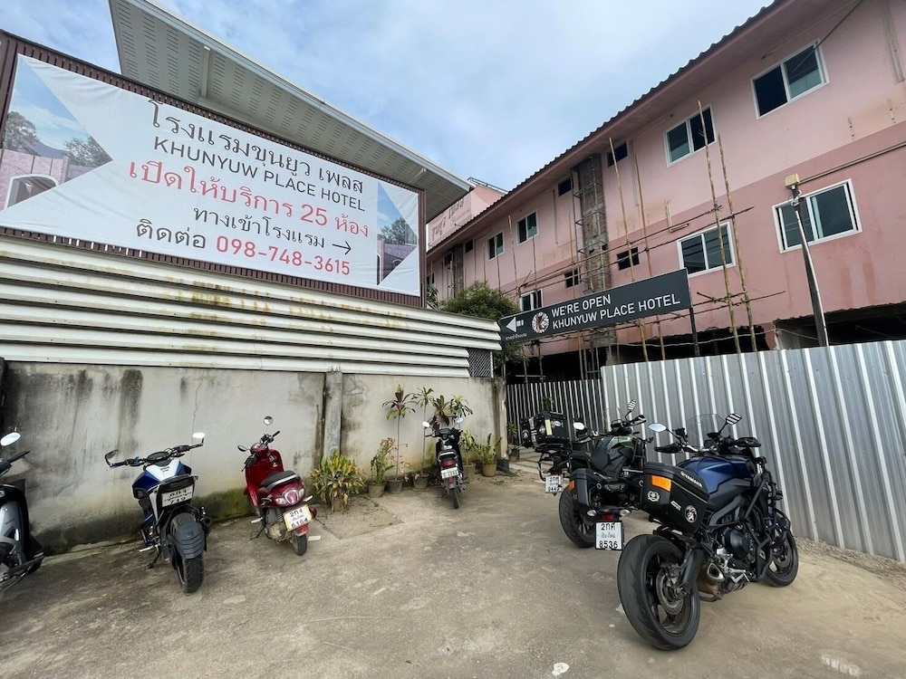 Khunyuw Hotel 52/63