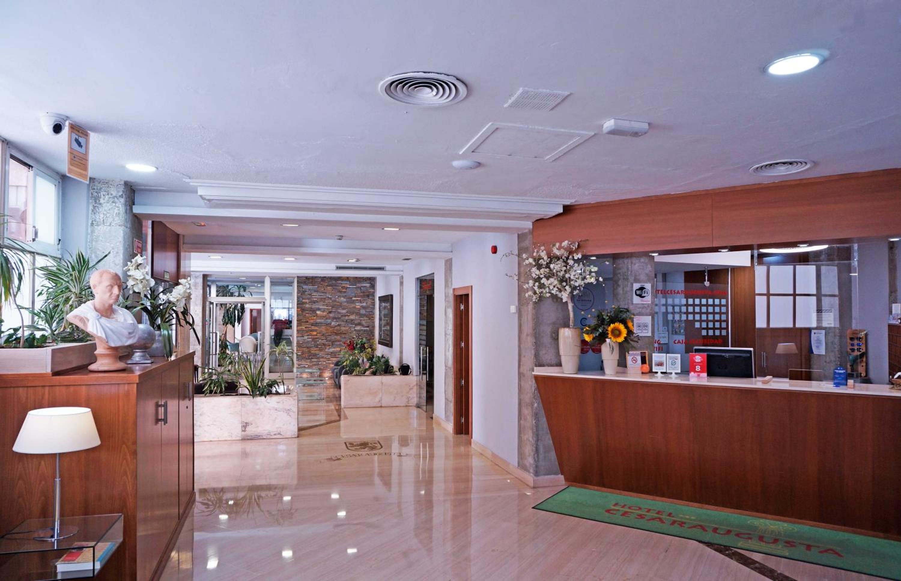 غرفة بسريرين منفصلين