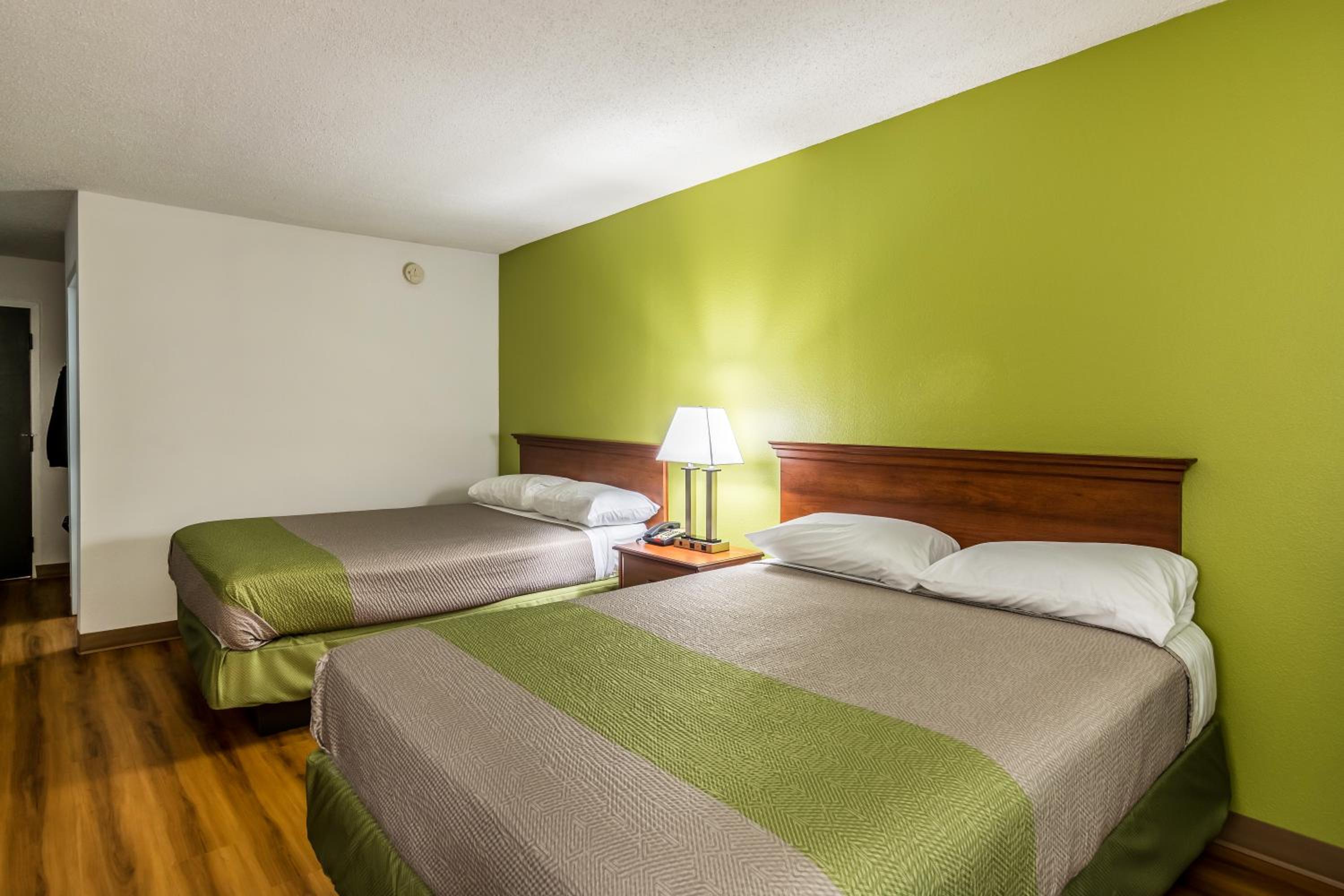 1 Queen Bed - Non-Smoking, Micfridge