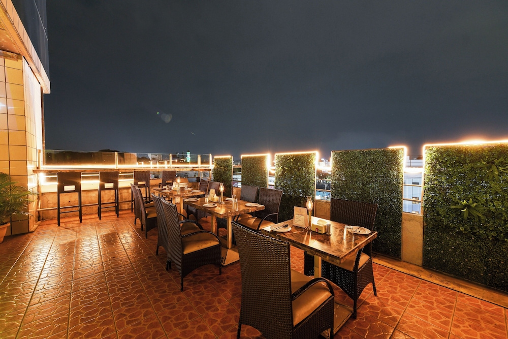 HOTEL ROOPA 51/63