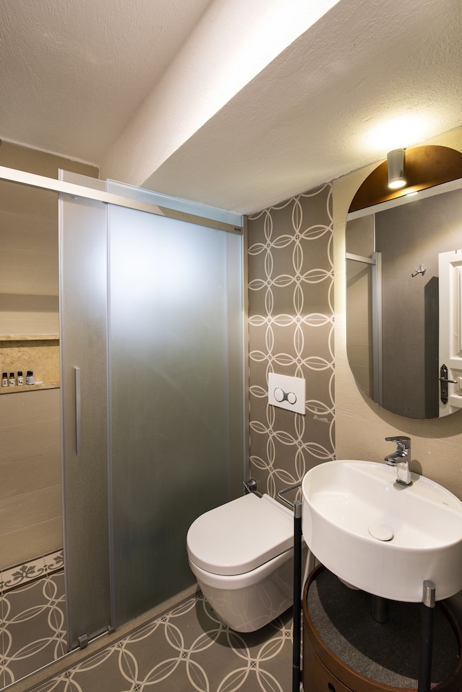Monat Otel 49/50