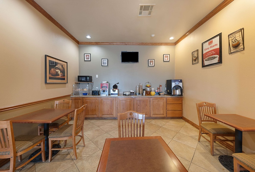 Econo Lodge Inn and Suites Bridgeport 8/29