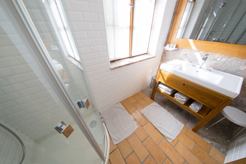Royal, Suite, 1 Queen and 1 Single Bed, Park View