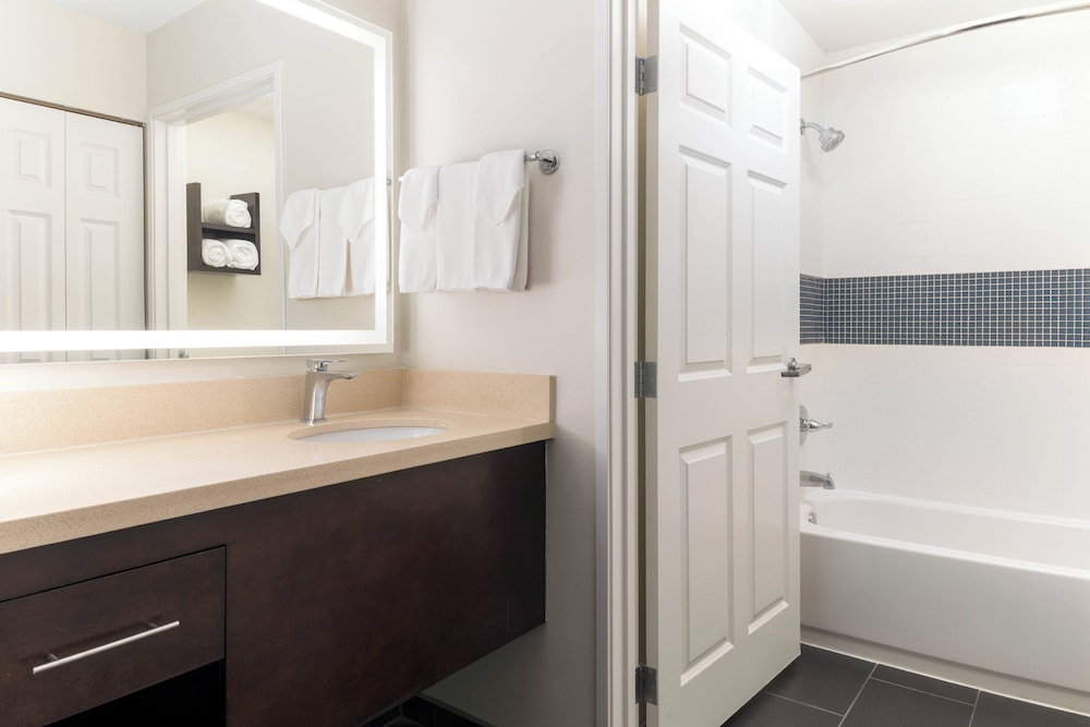 جناح بسرير كينج بغرفة نوم واحدة مع أريكة بمطبخ، Staybridge Suites Phoenix - Chandler 7/8