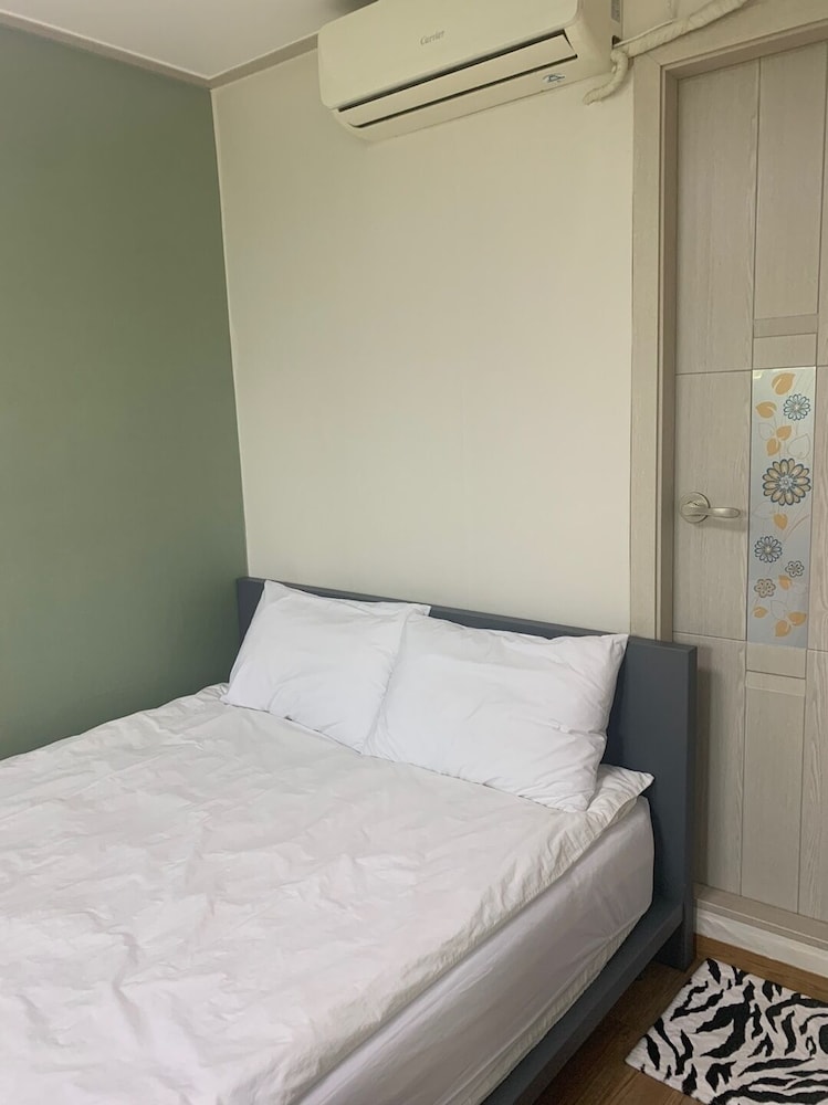 ROOM, DOUBLE BED