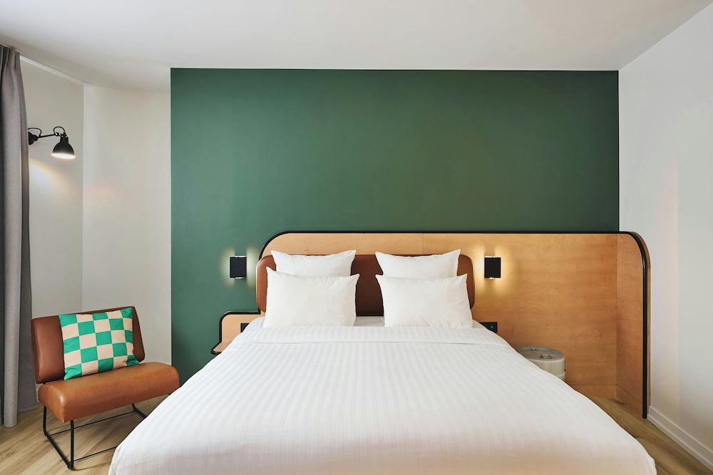Moxy Sleeper, Queen Bed