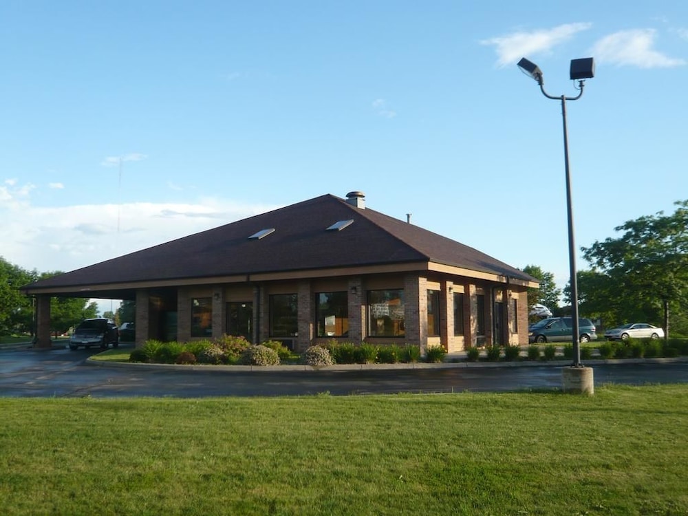 Super 8 by Wyndham Green Bay I-43 Bus. Park 1/25