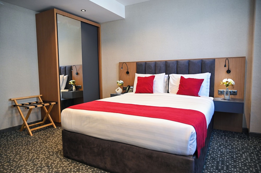 Landmark Hotel 12/50