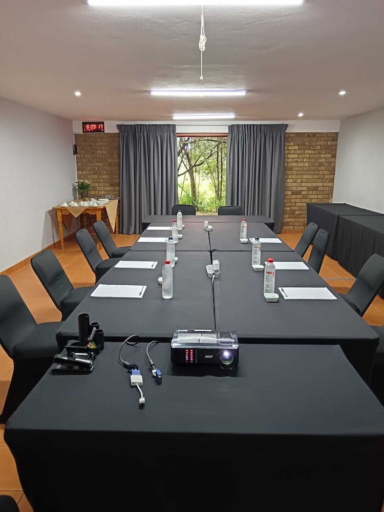 Airport Game Lodge 67/81