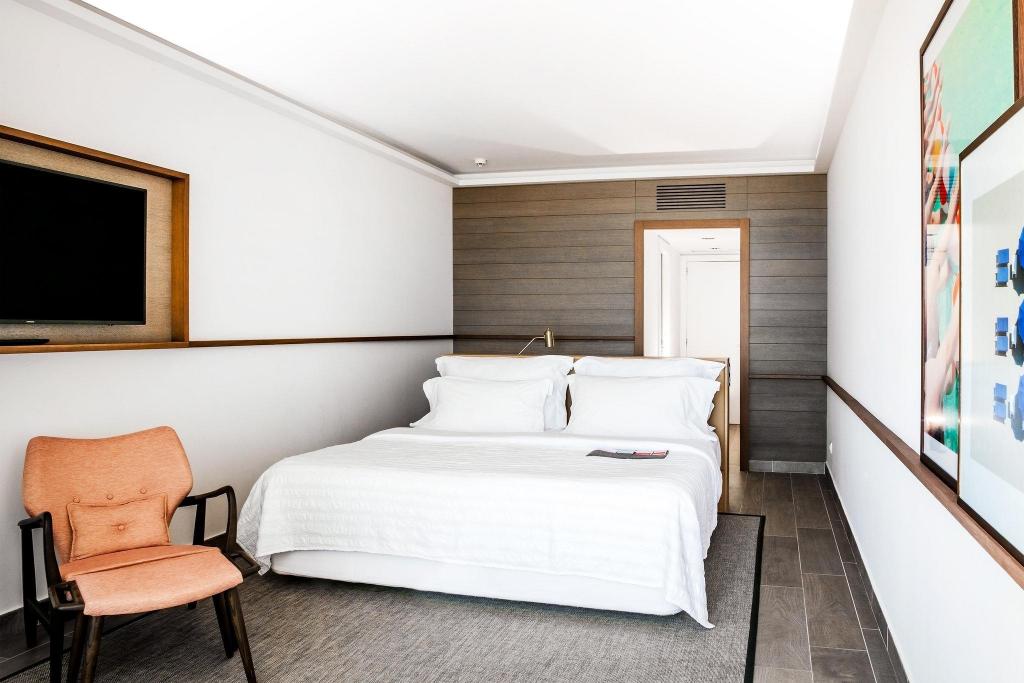 Contemporary, Guest Room, Premium, King Bed, Beach Front, Balcony