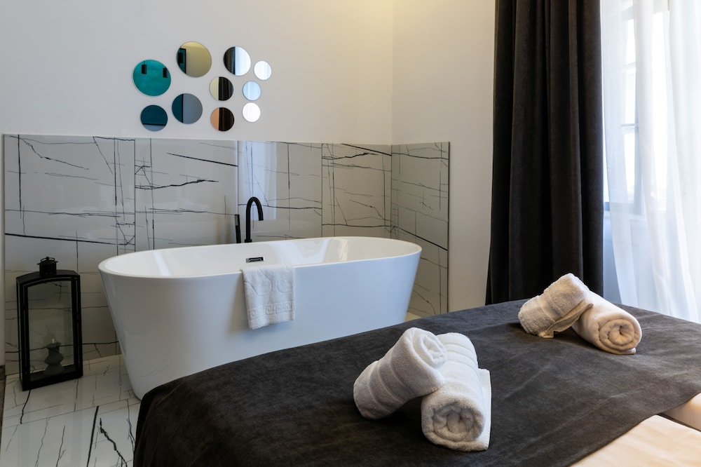 Kings Palace Suites 38/50