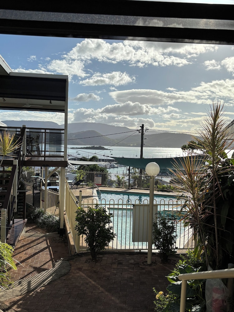 Airlie Apartments 68/78