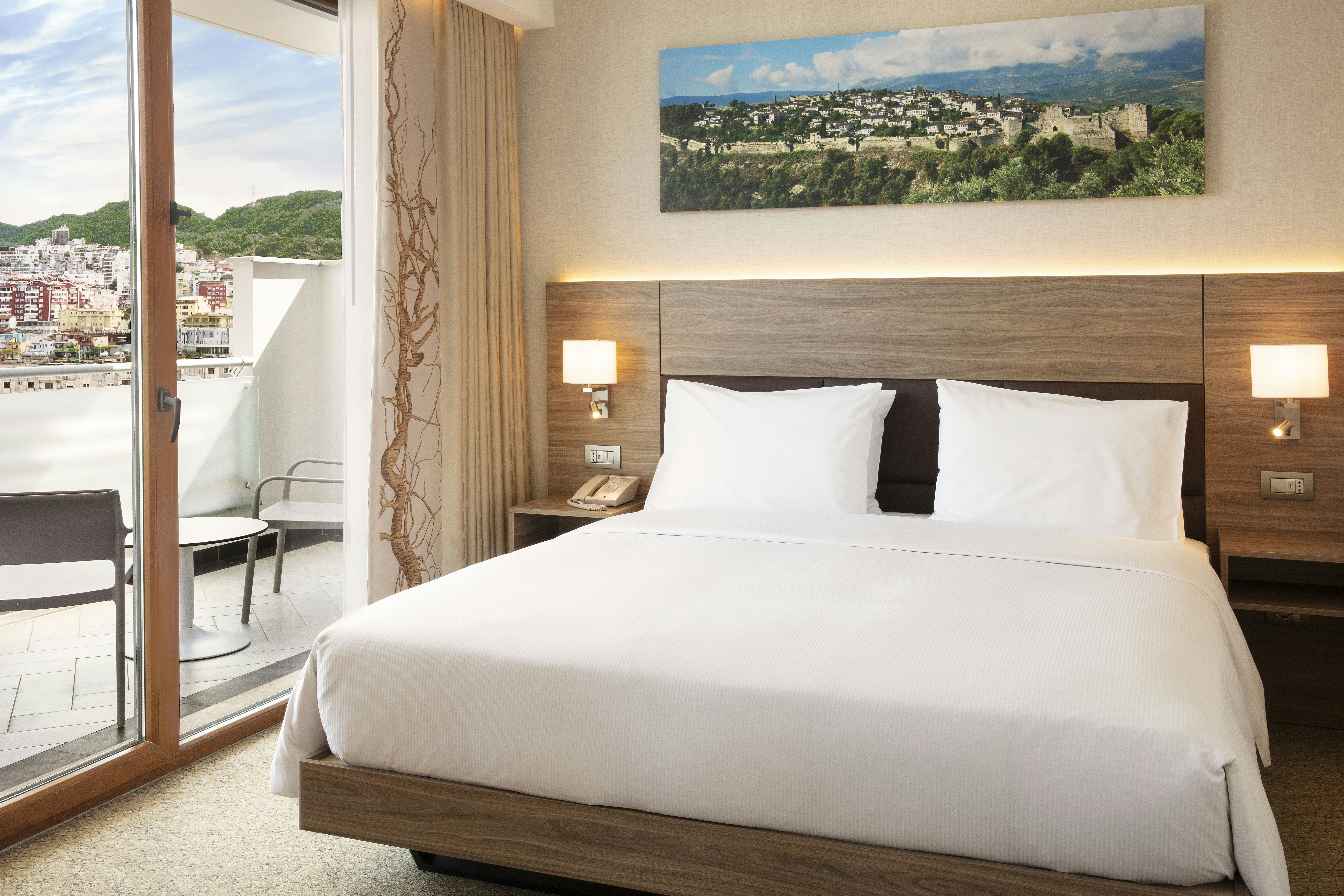 ROOM, KING BED, BALCONY