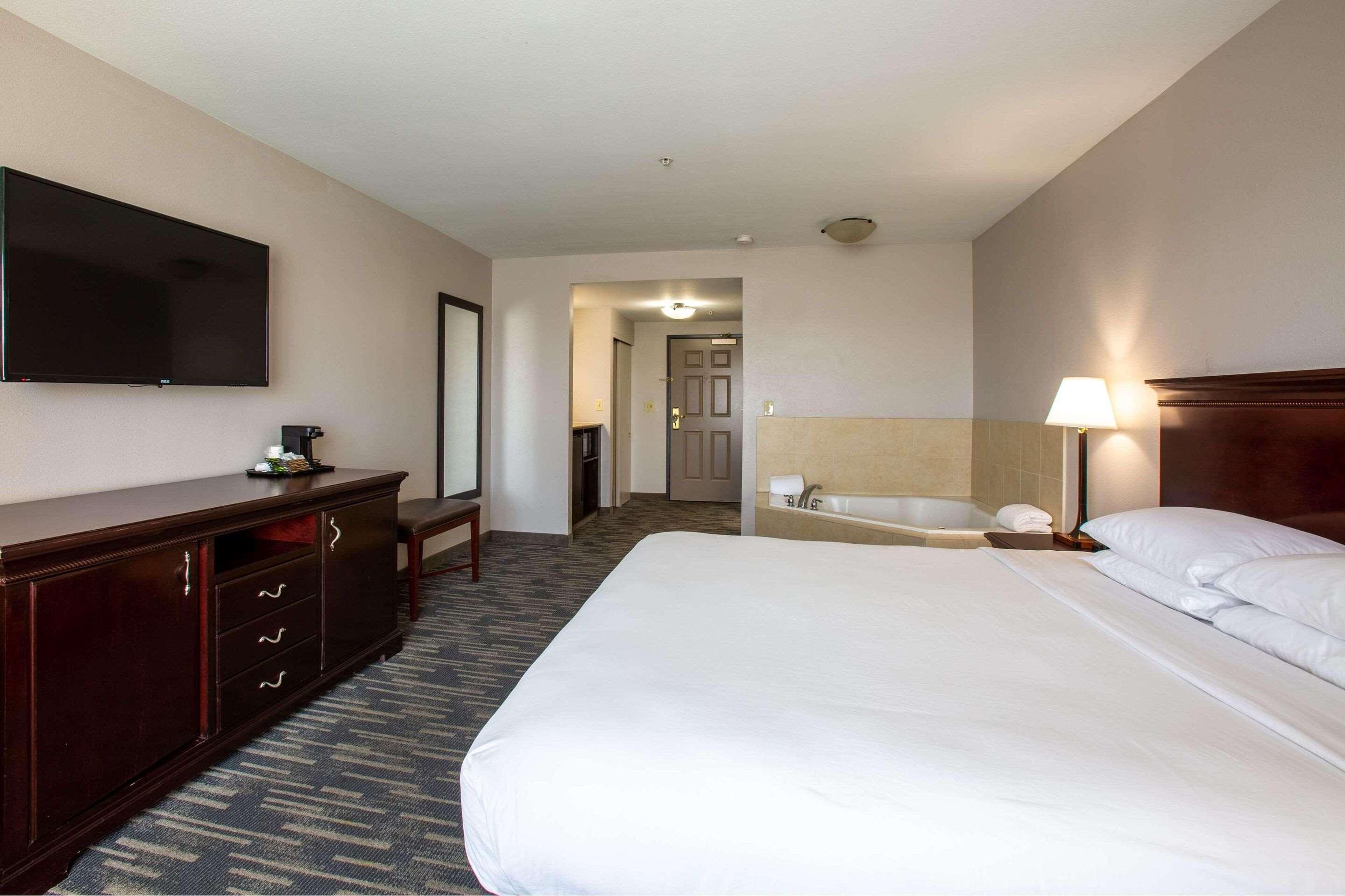 SUITE, KING BED