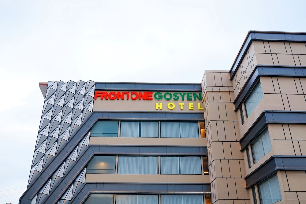 Front One Gosyen Hotel Salatiga 1/50
