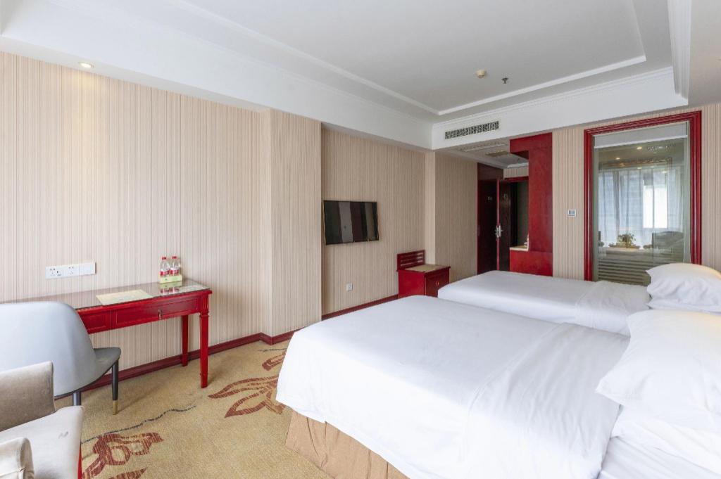 Vienna Hotel (Chongqing Changshengqiao Metro Station) 6/53