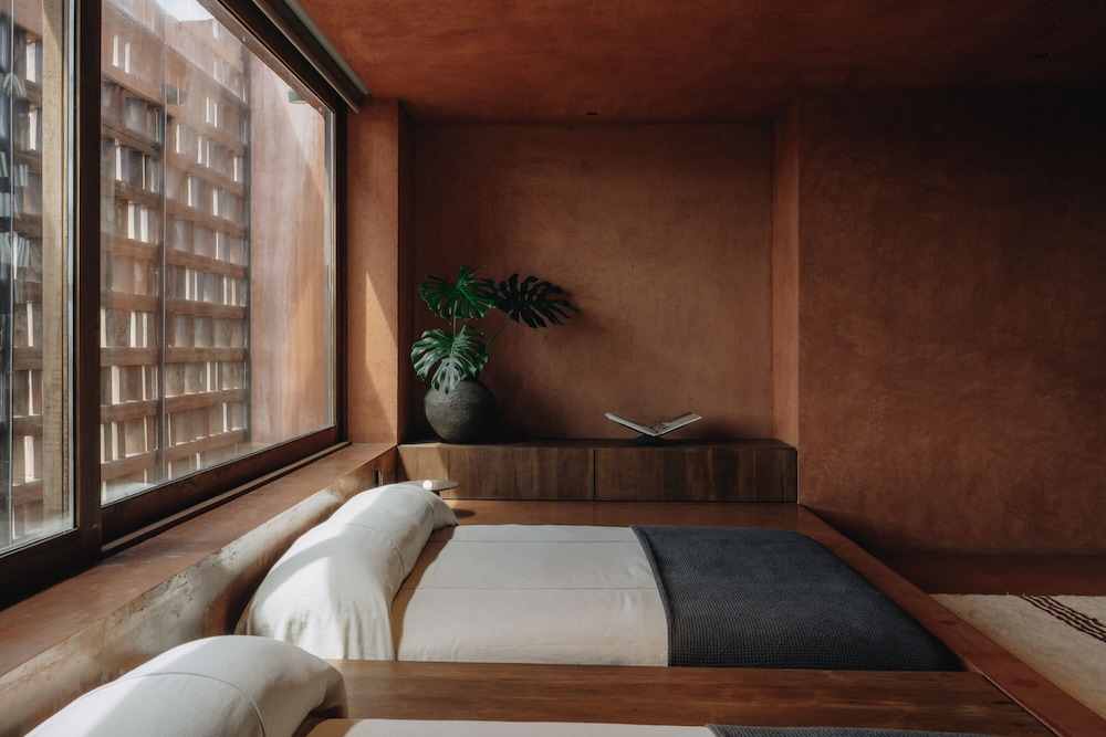 FURTHER HOTEL 38/59