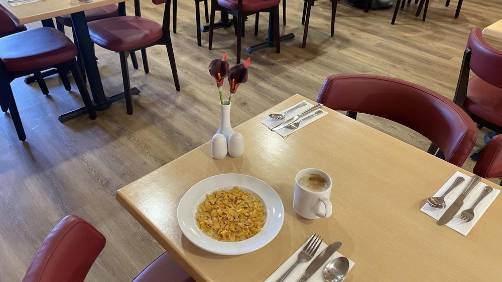 Russ Hill Hotel Gatwick 44/62