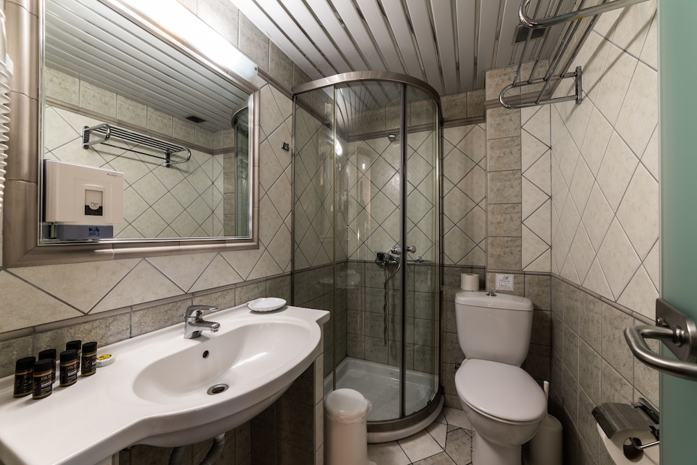 Odeon Hotel 45/50