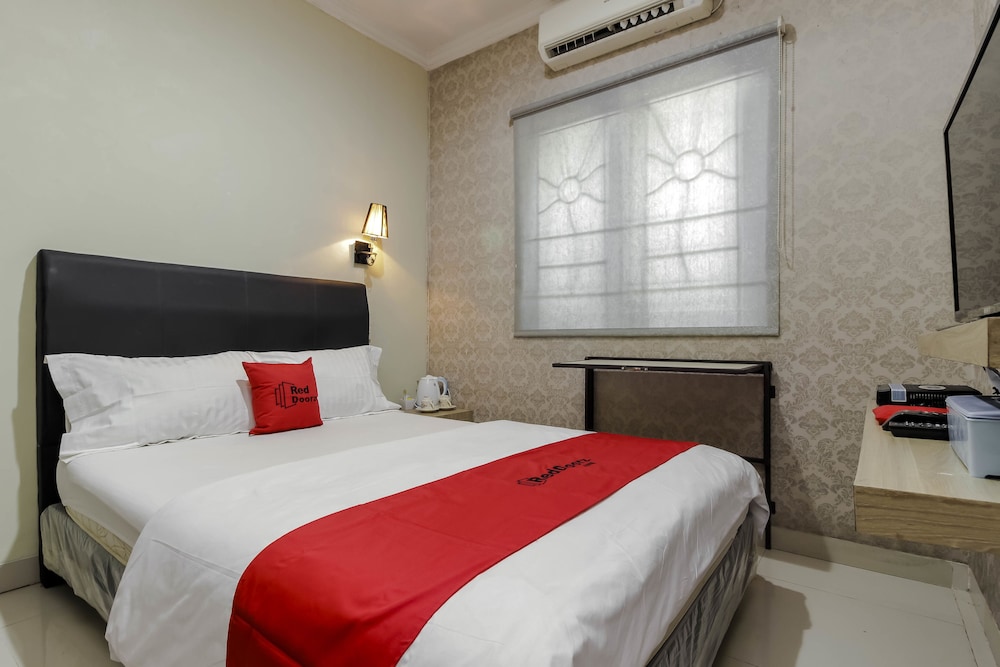 Reddoorz Plus Near Lippo Cikarang Mall 15/21