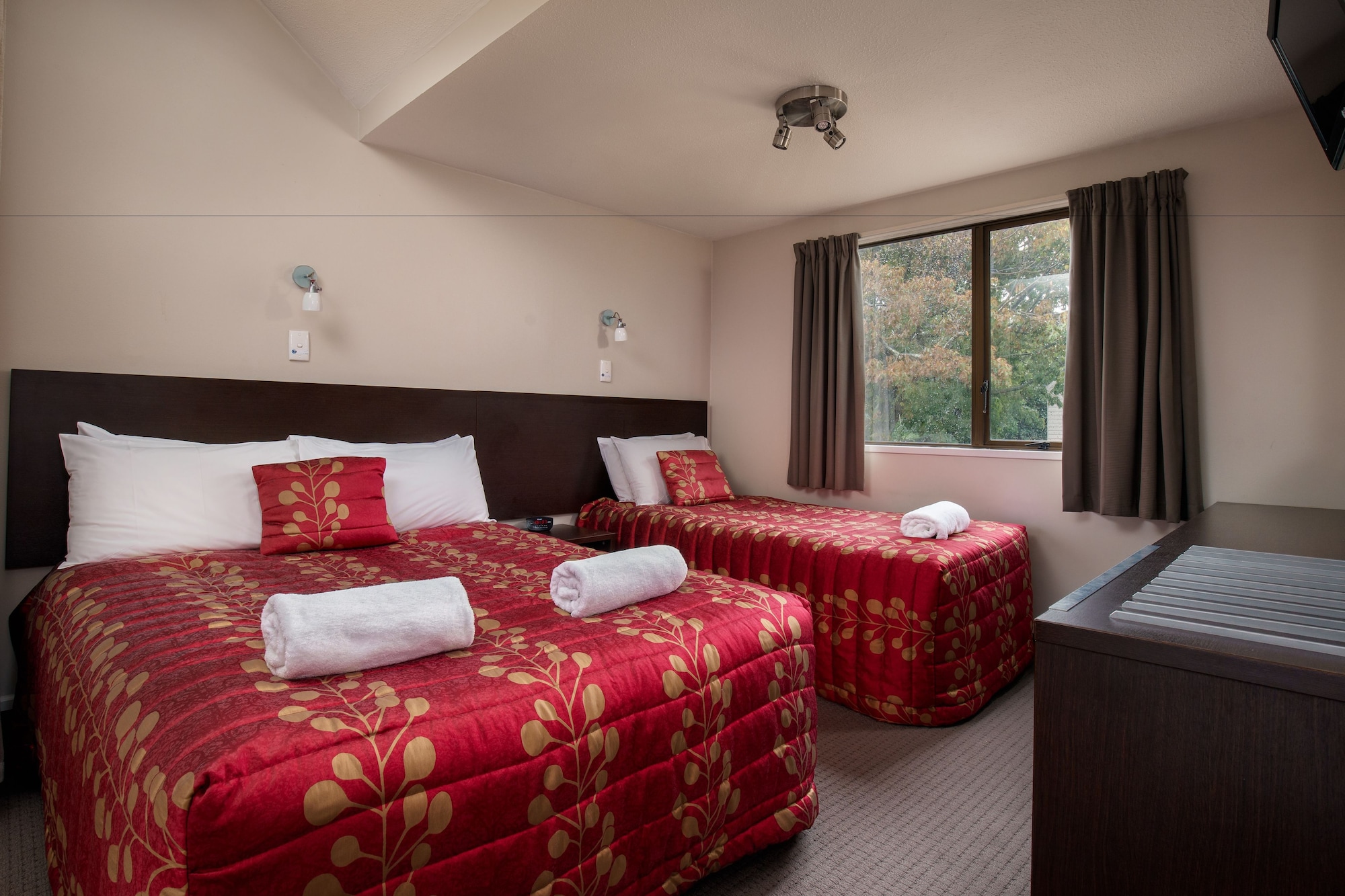 2 BEDROOMS, SUITE