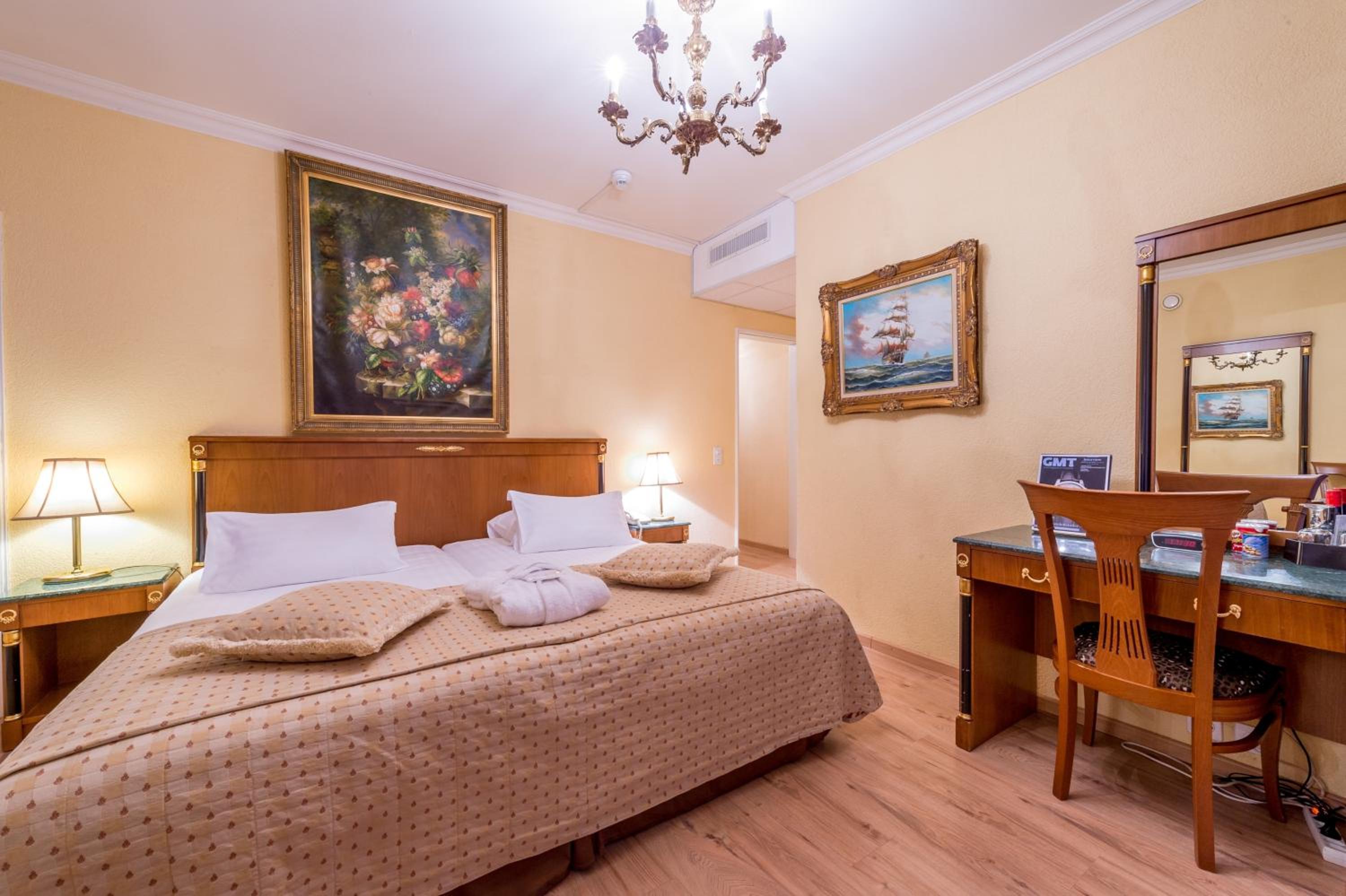 TWIN ROOM